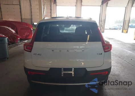 2020 Volvo Xc40 T5 Momentum z USA, uszkodzony, nr VIN YV4162UK4L2275919